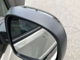 ブラインドスポットモニター付きですので死角に車両がいるとオレンジに光って知らせてくれます。