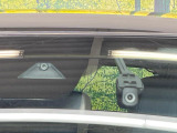 【スマートブレーキサポート】走行中に前方の車両等を認識し、衝突しそうな時は警報とブレーキで衝突回避と被害軽減をアシスト。より安全にドライブをお楽しみいただけます。