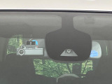 【インテリジェントエマージェンシーブレーキ】フロントカメラで前方の車両や歩行者を検知。衝突しそうな時は衝突被害軽減ブレーキが作動、衝突回避をサポート。より安全にドライブをお楽しみいただけます。