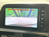 【バックカメラ】駐車時に後方がリアルタイム映像で確認できます。大型商業施設や立体駐車場での駐車時や、夜間のバック時に大活躍!運転スキルに関わらず、今や必須となった装備のひとつです!