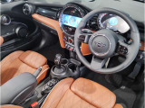 MINIの内装はとにかく『円』に拘ったデザインコンセプトが一目で伝わってきます。これほど円形に拘った車は他に御座いません。伝統のデザイン、トグルスイッチなど遊び心のある内装で御座います。