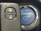 【スマートキー】カバンやポケットに入れたままでもドアの施錠・解錠が可能なスマートキーを装備。エンジンのオン・オフ時もカギを取り出す必要が無いからとっても便利です♪