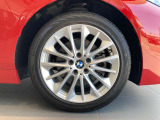BMW純正アルミホイールが足元をスポーティに演出し、ボディ全体のバランスを引き締めています。