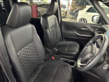 運転席の画像です。足元やシートまわりに余裕があり、リラックスした姿勢で運転が可能です。視界も良好で操作系へのアクセスもしやすく、快適で安心感のあるドライブをサポートします。