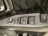 リアドアは乗り降りに便利な両側電動スライドドアです。また運転席に座っていながらスイッチ操作で自在にスライドドアを開け閉めできます。燃費に役立つECONボタンもここです。