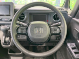 インテリアに合わせたデザインのステアリングは、運転される方のことも考え、運転しやすい形状、大きさです。是非一度、実際に触ってお確かめください。