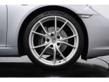 20インチ Carrera S ホイールが装備されております。スタイリッシュなエクステリアとマッチしており相性も◎