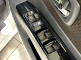 【電動格納ミラー】サイドミラーは電動格納式となっており、狭い駐車場でもキズがつくリスクを抑えられます。
