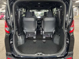 多彩なシートアレンジが可能なため、荷物の量やサイズに合わせて柔軟に室内空間を確保できます。大きな荷物の収納にも対応し、実用性の高い室内設計となっています。