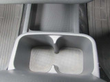 ドリンクホルダー★すぐ手が届く位置にドリンクホルダーを装備しています。運転中の水分補給もご安心です♪