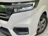 【LEDヘッドライト】悪天候や夜間走行時も良好な視界を確保し安心して運転できる高輝度LEDヘッドライトを装備!点灯速度が早く、消費電力も抑えられています。