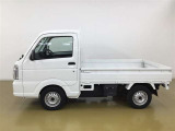 トヨタのプロ整備士が車両の点検を実施