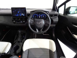 革巻きステアリングで快適な操作性の運転席です。