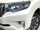 【LEDヘッドライト】悪天候や夜間走行時も良好な視界を確保し安心して運転できる高輝度LEDヘッドライトを装備!点灯速度が早く、消費電力も抑えられています。