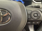 レーダークルーズコントロールを搭載しております。前車との距離をレーダーで測り一定の車間距離とスピードを保つとても便利な機能です。高速道路で楽に安心安全です!