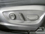 運転席電動シートは、シートポジションを細かく調整できるので長時間の運転もリラックスできますね。