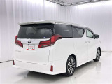 広々とした車内空間に優れた燃費性能。更にデザインも上質で人気のお車です!
