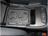 運転席、助手席の間にひじ掛けがあるから便利です。