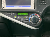 【オートエアコン】一度お好みの温度に設定すれば、車内の温度を検知し風量や温度を自動で調整。暑い&hellip;寒い&hellip;と何度もスイッチ操作をする必要はありません。快適な車内空間には必須の機能ですね♪
