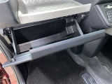 【グローブボックス】自動車黎明期にドライバーが手袋を収納していたのが由来の収納スペース☆現代では車検証等を収納することが多いです☆