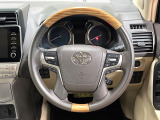 インテリアに合わせたデザインのステアリングは、運転される方のことも考え、運転しやすい形状、大きさです。是非一度、実際に触ってお確かめください。