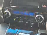 【オートエアコン】一度お好みの温度に設定すれば、車内の温度を検知し風量や温度を自動で調整。暑い&hellip;寒い&hellip;と何度もスイッチ操作をする必要はありません。快適な車内空間には必須の機能ですね♪