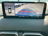狭い場所での駐車やすれ違いなどでより的確な運転操作に役立つ360&deg;ビューモニターが装備されています。