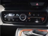 【フルオートエアコン】温度を設定すれば自動で快適な車内温度を保ちます。冬場や雨天時の窓の曇り取りにも使えます。