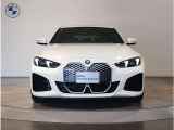 【BMWの伝統-1】BMWの特徴的な&ldquo;キドニーグリル&rdquo;は、80年以上続く伝統の形でございます。変わらないこだわりのデザインが、プレミアムブランド&ldquo;BMW&rdquo;を創り出します。