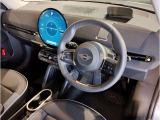 MINIの内装はとにかく『円』に拘ったデザインコンセプトが一目で伝わってきます。これほど円形に拘った車は他に御座いません。伝統のデザイン、トグルスイッチなど遊び心のある内装で御座います。