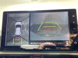 【パノラマモニター】クルマを真上から見下ろした視点で駐車をサポートします!死角からの障害物にいち早く気が付くことができます。