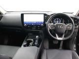 ドライバーが運転操作に集中できるコックピット思想、「タズナコンセプト」が取り入れられたインテリアとなっています。