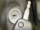 【キーレス】少し離れた場所からでもボタン一つでドアの開錠・施錠ができるのでとっても便利!ドアの鍵穴周りに傷をつけることもありません♪