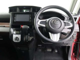 運転席側から見た写真です、お車にマッチングするように考えられたインパネデザイン!沢山のスイッチ類も運転される方が使いやすい位置に配置されていますね!