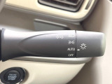 【オートライト】周りの明るさに応じて自動でヘッドライトの点灯・消灯ができる機能です!ライトの付け忘れ・消し忘れなどが無くなり、雨の日や夕方の走行も安心!トンネル通過時も便利ですね