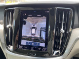 【360&deg;ビューカメラ】4台の高解像度カメラで360度の鳥瞰図を表示。隣の車や壁、死角にある障害物などを画面で確認できるため、狭いスペースでの駐車・出入りも安心です。