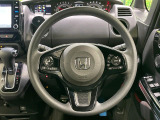 インテリアに合わせたデザインのステアリングは、運転される方のことも考え、運転しやすい形状、大きさです。是非一度、実際に触ってお確かめください。