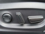 運転する時はドライビングポジションが気になりますよね。パワーシートで座席位置の微調整もしっかりできます。高級感がある装備としても人気があります。