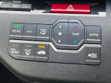 【オートエアコン】一度お好みの温度に設定すれば、車内の温度を検知し風量や温度を自動で調整。暑い&hellip;寒い&hellip;と何度もスイッチ操作をする必要はありません。快適な車内空間には必須の機能ですね♪
