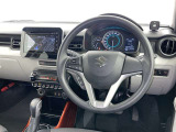 運転席まわりです。 各操作スイッチは使いやすい位置に配置されてます。