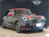 MINIのフロントグリルのデザインはイギリスで生まれた当初から、シルバーのサイドバーが折り重なった伝統的なデザインで御座います。その伝統はBMWのお車になってからでも少しずつ形を変えて守られております