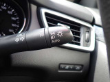 オートライト機能が装備されており暗い場所に入ると車両が検知しライトのON・OFFを自動的に切り替えてくれますので非常に便利な装備です♪