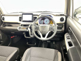 運転席まわりです。 各操作スイッチは使いやすい位置に配置されてます。