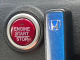 【Hondaスマートキー】カバンやポケットに入れたままでもドアの施錠・解錠が可能なスマートキーを装備。エンジンのオン・オフ時もカギを取り出す必要が無いからとっても便利です♪
