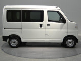 【全体右サイド】両側スライドドアを採用し、狭い駐車場や作業スペースでも荷物の出し入れがスムーズ。毎日の業務効率を高めてくれるボディ形状です。