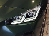 BMWの伝統の丸目4灯ヘッドライトでございます。LEDライトで視認性もよく明るく安全性の向上につながります。