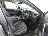 シンプルで使いやすいデザインの運転席です。