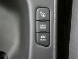 EVモードスイッチが付いています。早朝・深夜の住宅街や屋内駐車場などで、騒音や排気ガスを気にすることなく走行できます♪