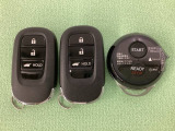 ステアリングスイッチはオーディオのボリュームなどの操作スイッチの他、左右両方にセレクターホイールを装備。中央部を指先で上下に動かして、マルチインフォメーション・ディスプレイなどの各表示が確認できます。