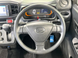 インテリアに合わせたデザインのステアリングは、運転される方のことも考え、運転しやすい形状、大きさです。是非一度、実際に触ってお確かめください。